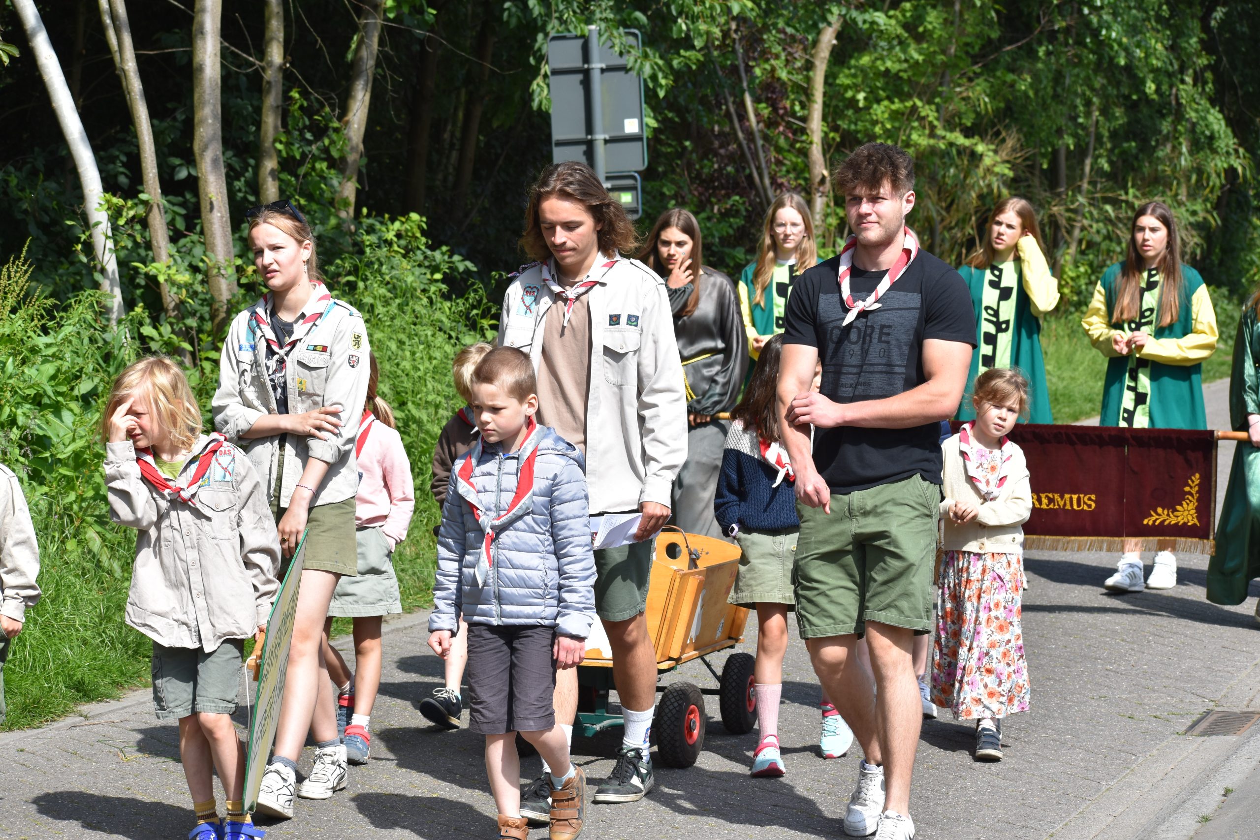 Kinderen met mandjes groen