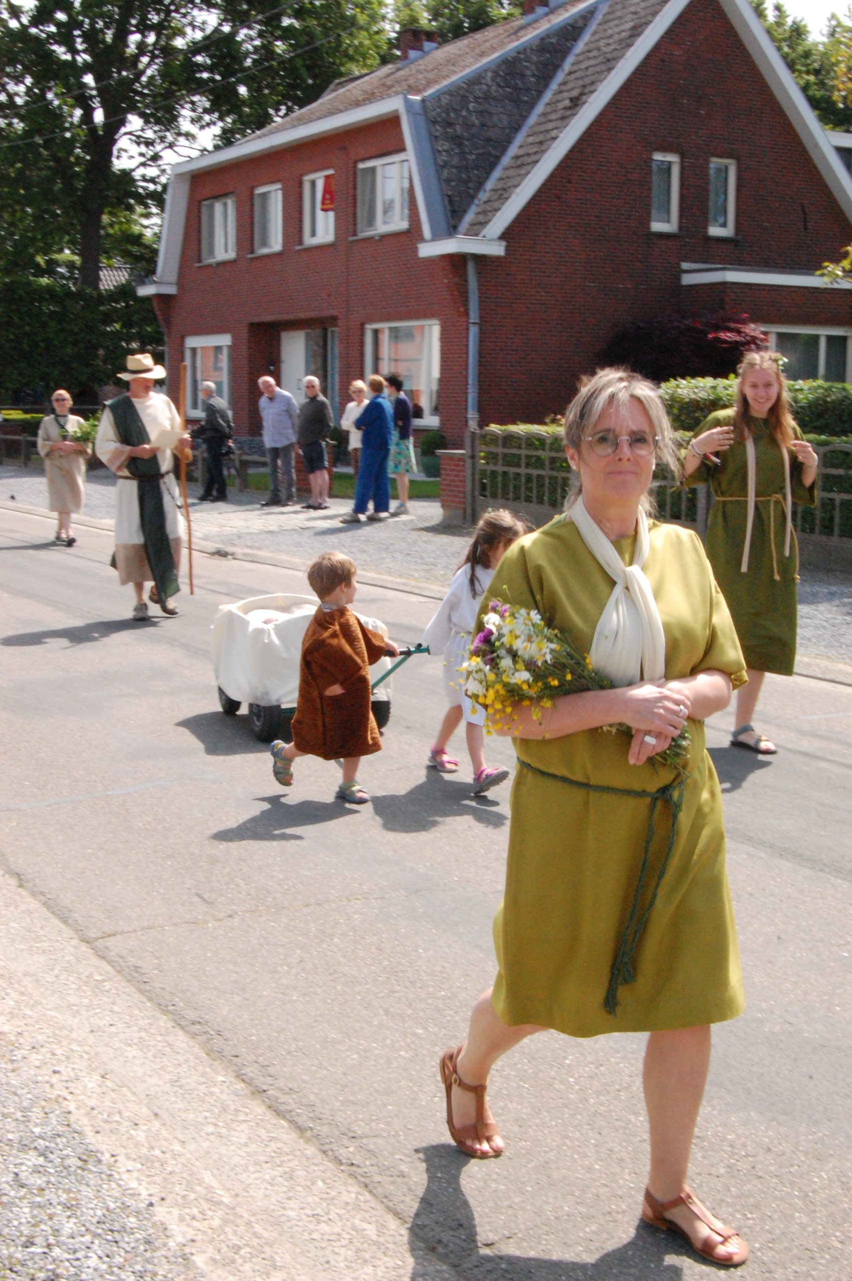 Hubertus te midden van gelovigen