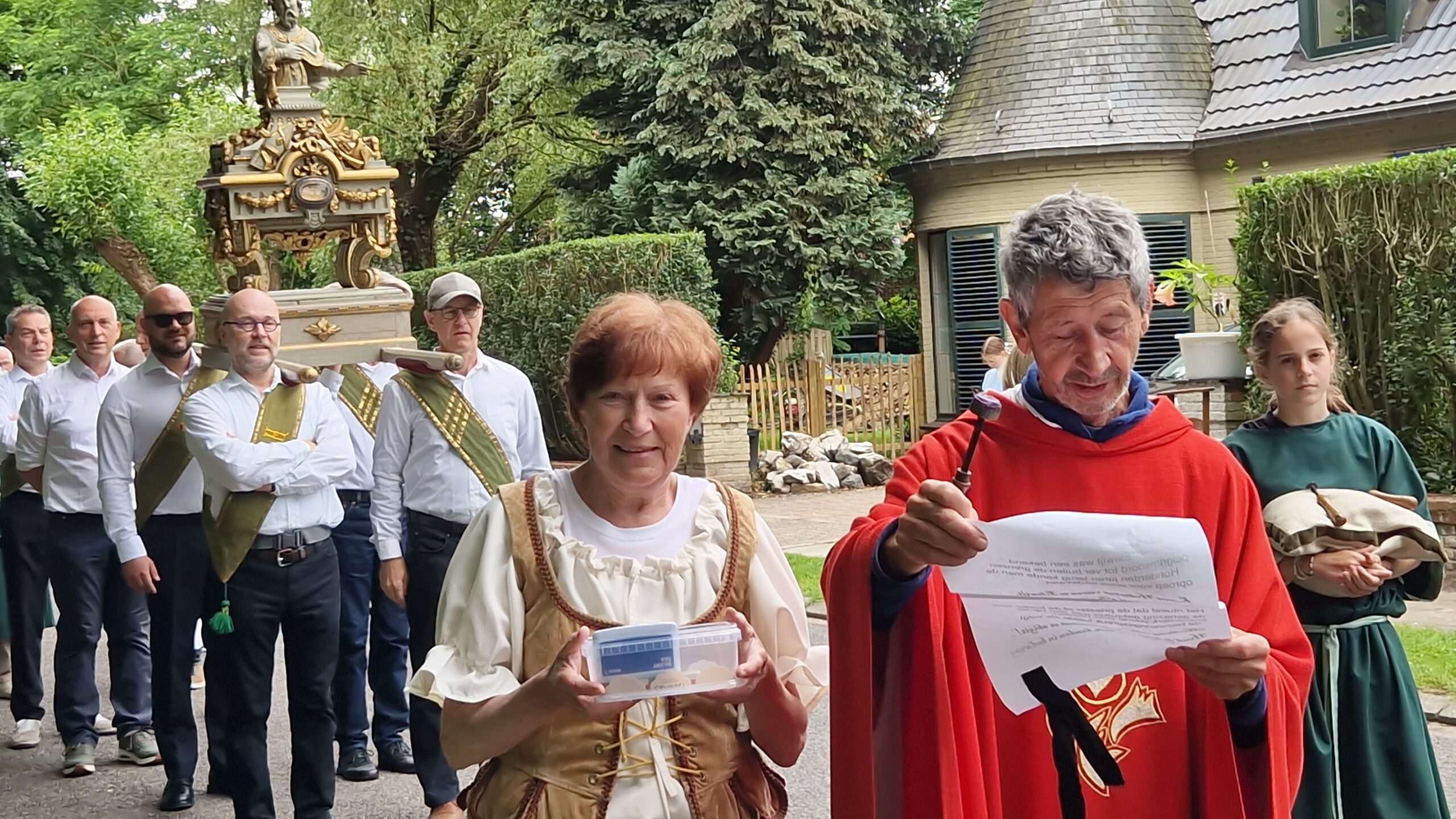 Kussens met brandijzers, Koster en dame