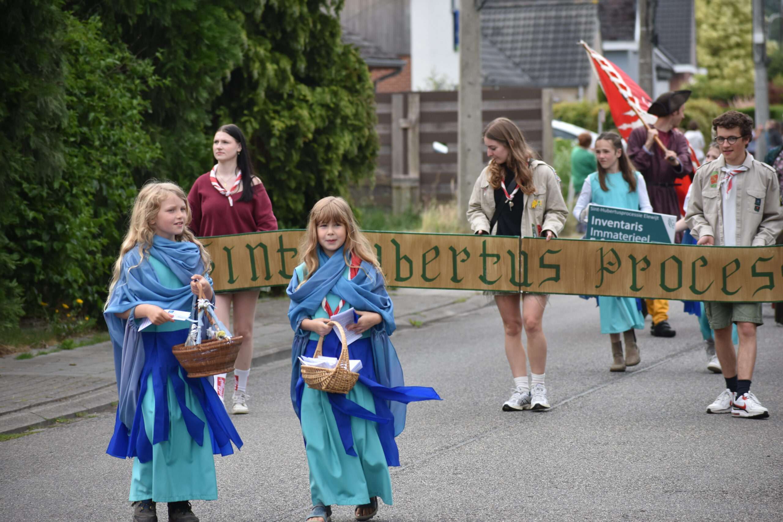 Opening processie – Kinderen met folders