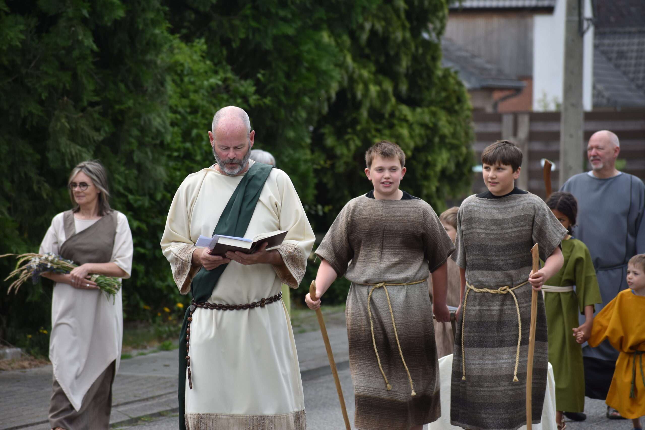 Hubertus te midden van gelovigen – Toneelkring Labyrint