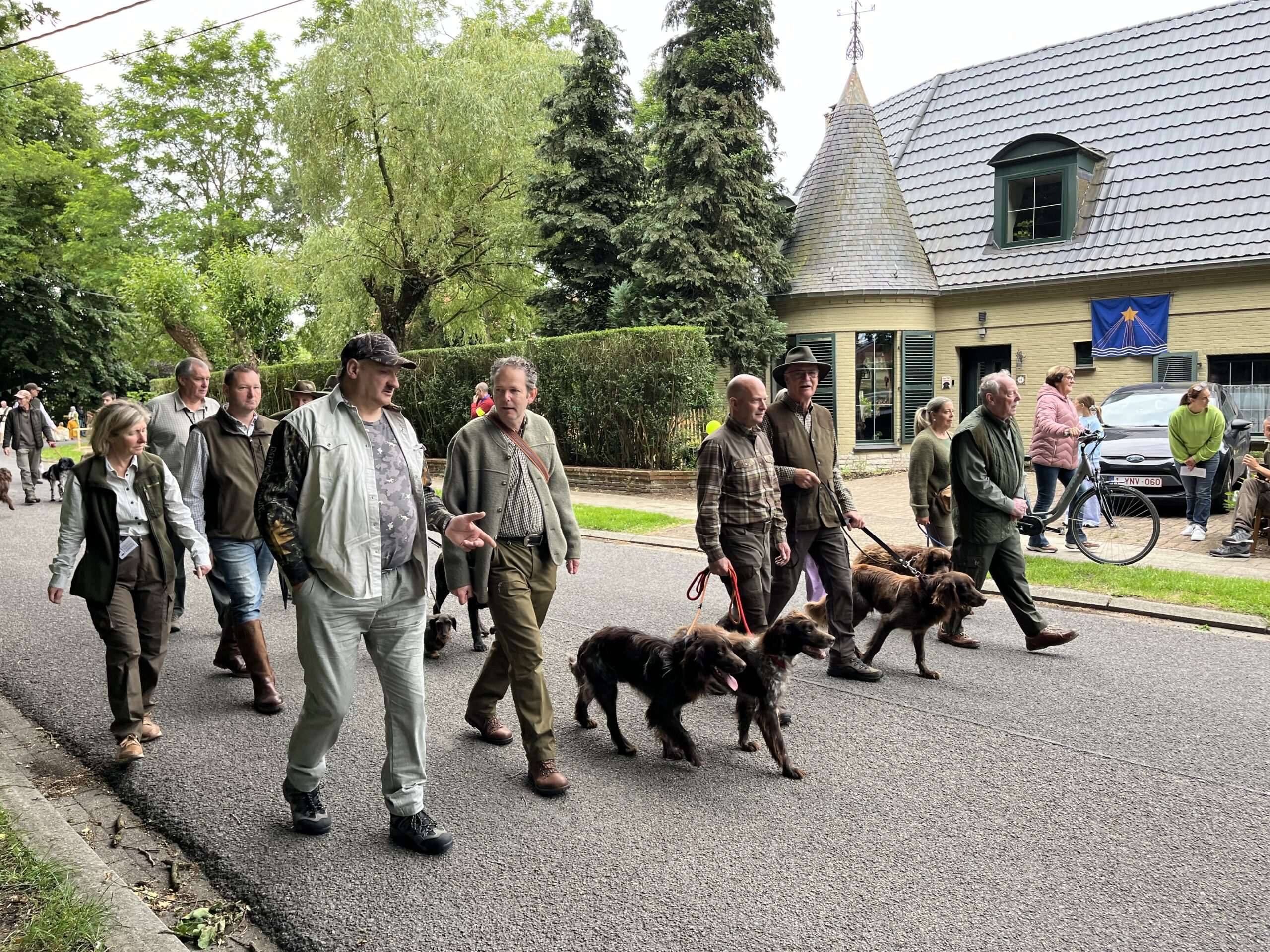 Groep jagers en boswachters en jachthonden