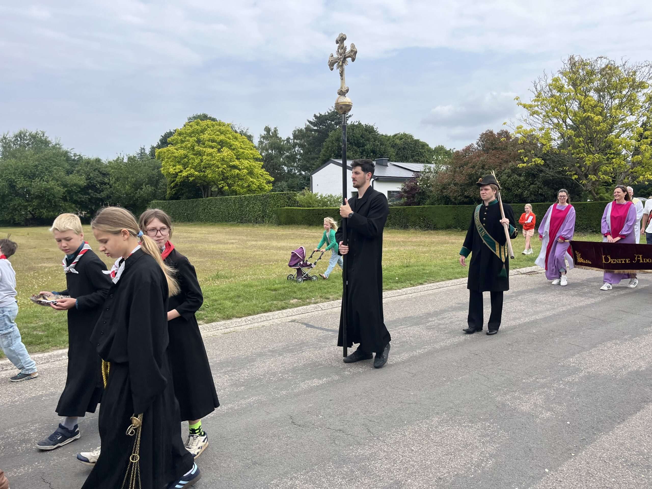 Kruis en misdienaars