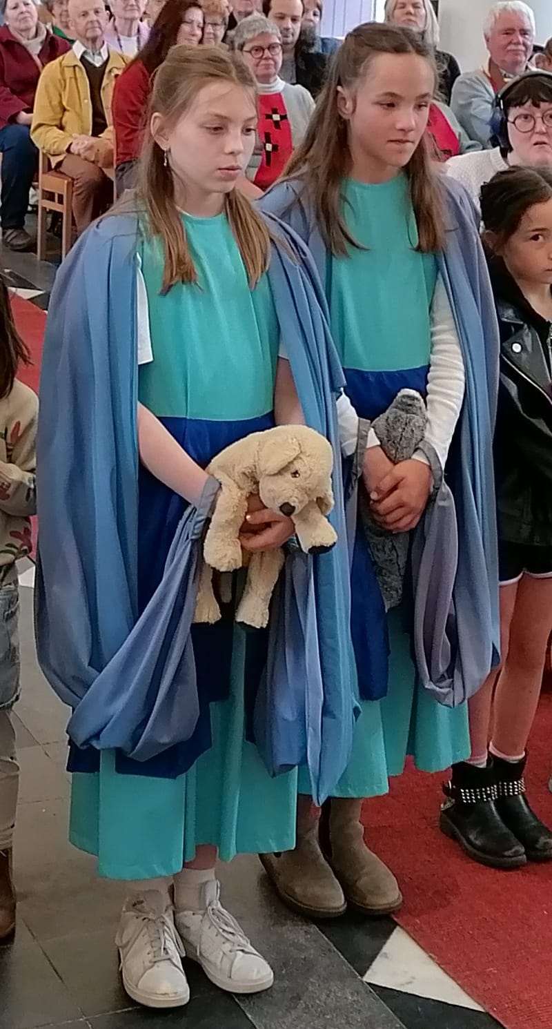Zegening dierenknuffels tijdens misviering vóór de processie