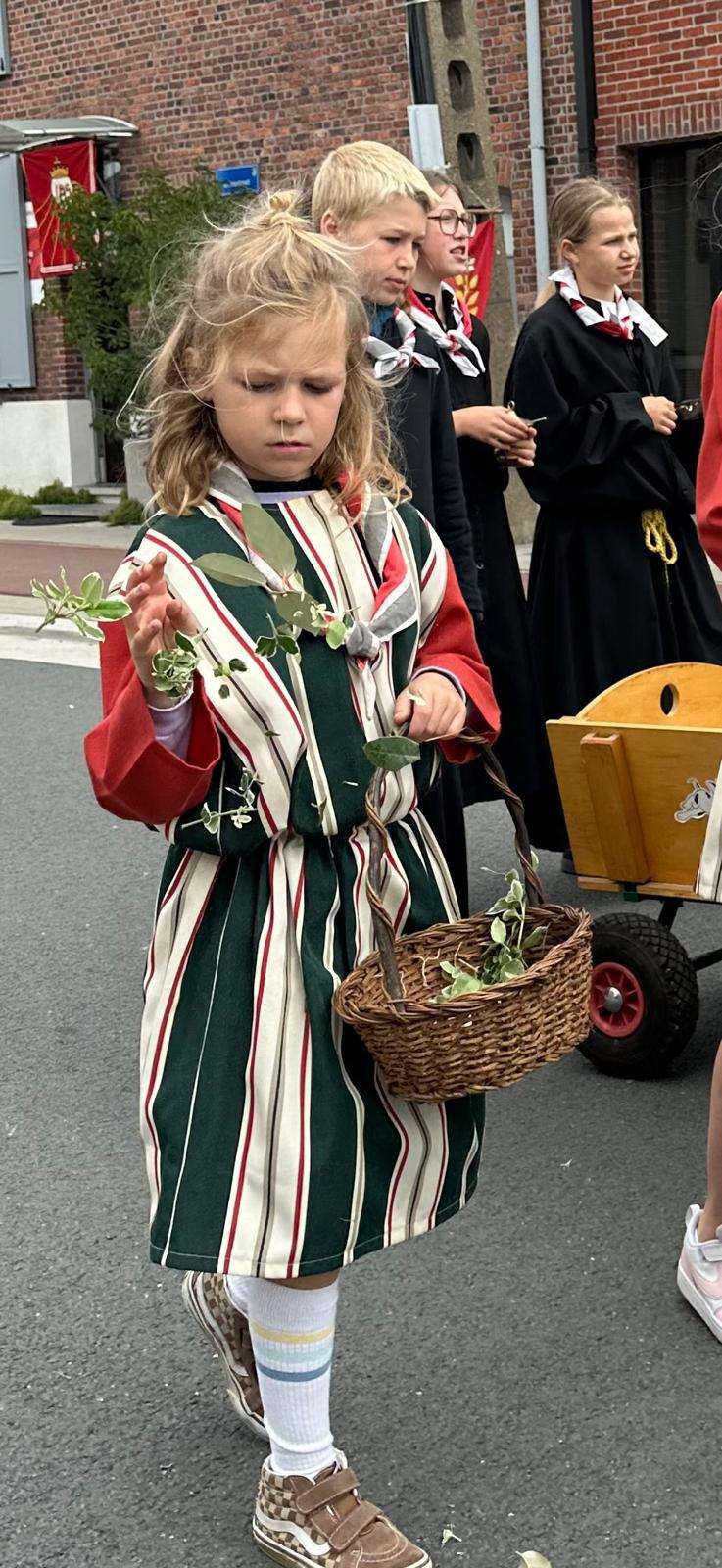 Kinderen met mandjes groen