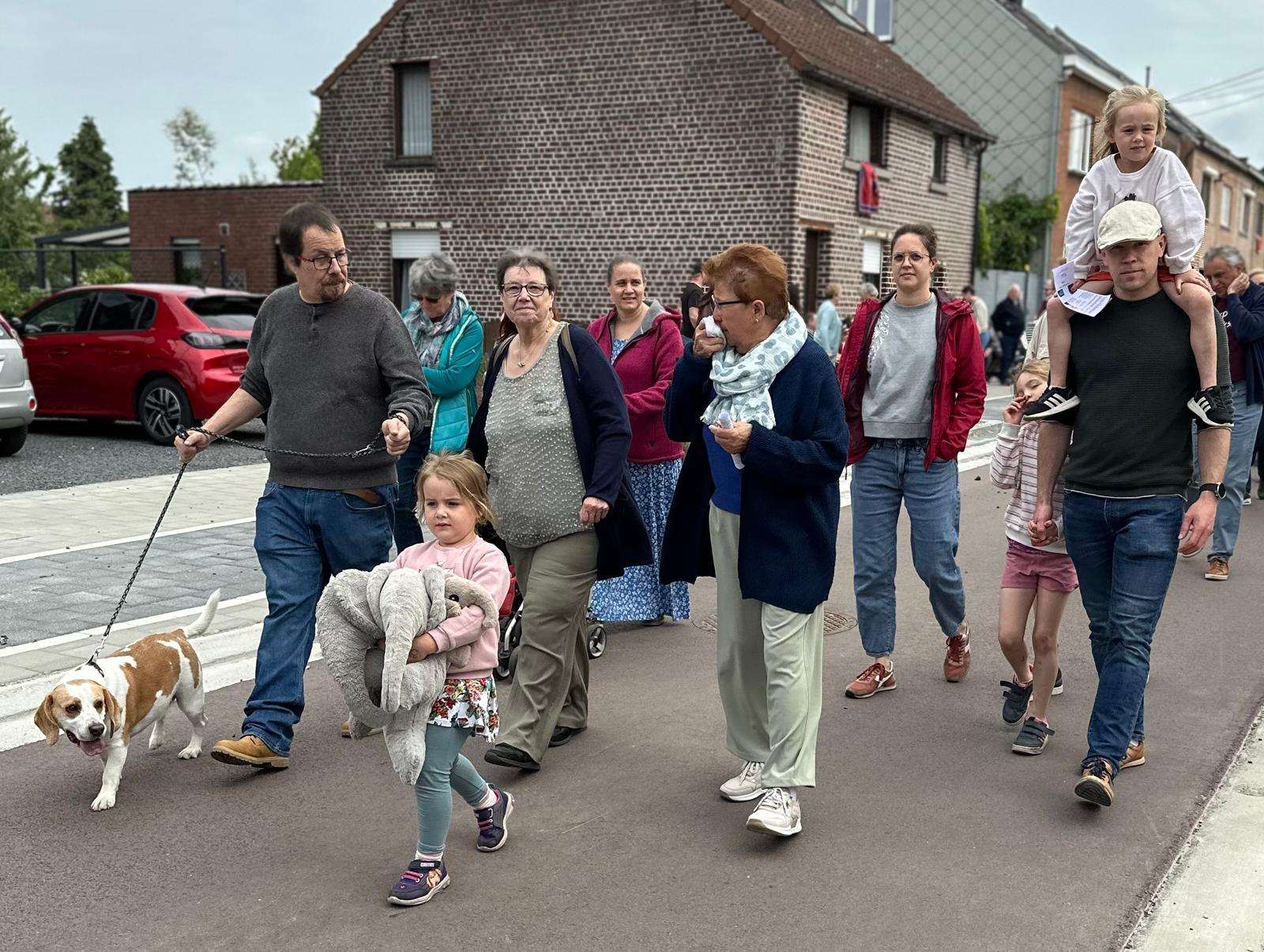 Zangers en volk op bedevaart